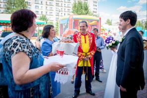Ведущий праздника Виктор  Баринов  и фольклорный ансамбль 