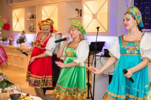 Ведущий праздника Виктор  Баринов  и фольклорный ансамбль 