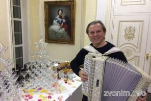 Поющий баянист - тамада и виртуозный исполнитель на праздник в Москве.